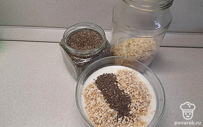 В тарелку наливаем питьевой йогурт, добавляем овсяные хлопья и семена чиа.