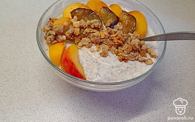 Перед подачей украшаем овсянку дольками слив и посыпаем гранолой.