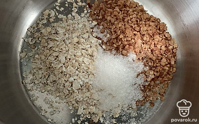 Смешать гречневые и овсяные хлопья, добавить соль и сахар.