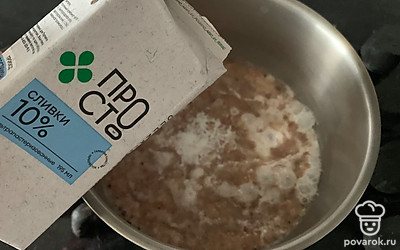 Добавить сливки , готовить еще 3 минуты.