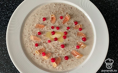 Перед подачей украсить блюдо кусочками мармелада и красной смородиной.