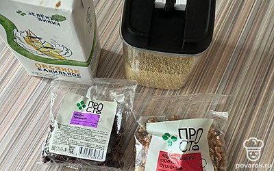 Пшено хорошо промываем под проточной водой. Дальше добавляем воду и ставим кастрюлю на газ. Варим 15 минут, периодически добавляя воду.