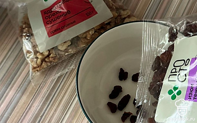 Изюм хорошо промываем и замачиваем в воде на 5 минут. Затем кладем в кашу.