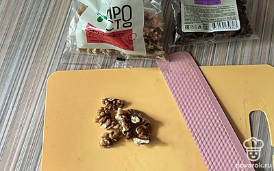 Грецкие орехи измельчаем.