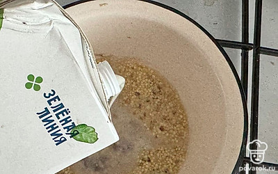 Добавляем овсяное молоко в кашу и варим еще 5 минут.