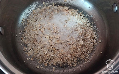 Овсяные хлопья выкладываем в кастрюлю и засыпаем сахаром. 