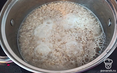 Заливаем овсяные хлопья водой и варим 5 минут. 