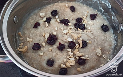 Затем добавляем вяленую вишню и измельченный кешью, перемешиваем. 