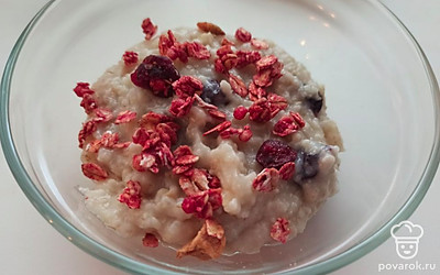 Посыпаем кашу гранолой и подаем к столу. 