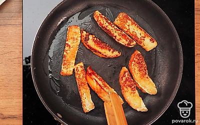 Приготовьте сухари в яйце. Взболтайте в глубокой чашке яйца. Посолите, поперчите, добавьте чеснок. Влейте молоко. Перемешайте смесь. Разогрейте сковороду. Обмакните сухари в яично-молочную смесь. Обжарьте с обеих сторон на среднем огне на сковороде с растительным маслом до образования румяной корочки. Выложите на тарелку.