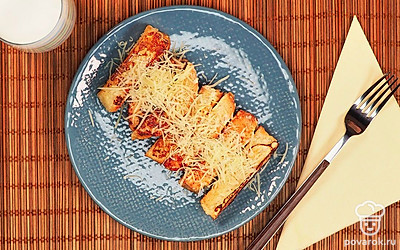 Подавайте сухари в яйце с сыром или сладким сиропом.