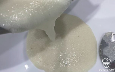 Вылейте готовую кашу в плоскую тарелку.