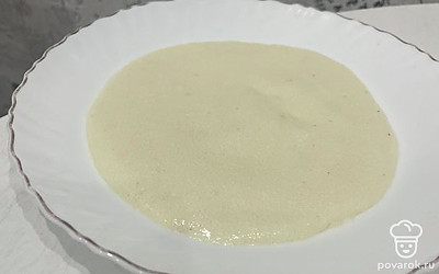 Подать можно с любыми ягодами.