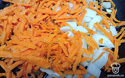 Репчатый лук нарежьте небольшими кубиками. Добавьте натертую на крупной тtрке морковь. Выложите на сковороду и влейте растительное масло.