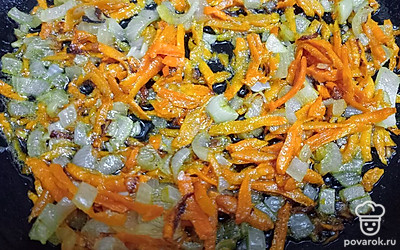 Обжарьте на среднем огне, помешивая, 5 минут.