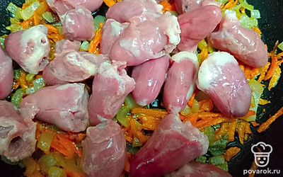 Добавьте куриные сердечки.