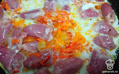 Влейте сметану, разведенную водой.