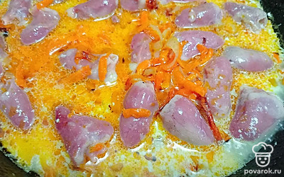 Перемешайте все и посолите по вкусу.