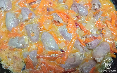 Накройте крышкой. Готовьте на небольшом огне 25 минут.