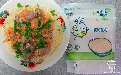 Подавайте блюдо, посыпав нарезанной петрушкой.