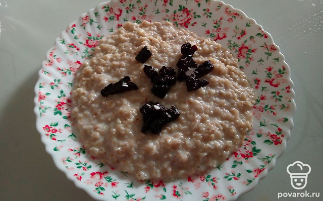 Овсяная каша с черносливом и сахарной пудрой — Рецепт с фото