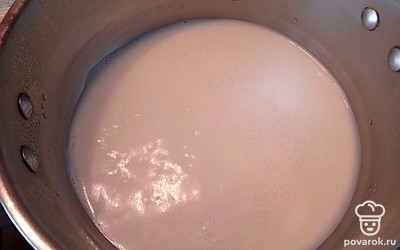 Налейте в кастрюлю молоко и поставьте подогреваться. Добавьте в него соль и сахар. Доведите до кипения.