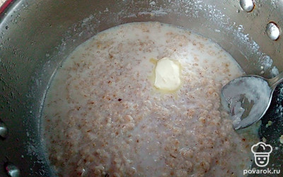 Засыпьте в молоко овсянку, варите до готовности. Добавьте сливочное масло и хорошо перемешайте.