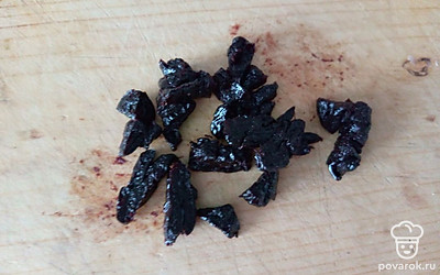 Пока варится каша, нарежьте чернослив.