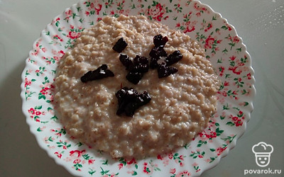 Подавайте кашу горячей. Дополнительно можете украсить свежими ягодами.