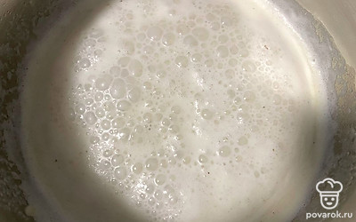 Рис тщательно промойте водой, чтобы она была прозрачной. Выложите его в сотейник и залейте водой. Варите на среднем огне около 7-15 минут, в зависимости от размера и вида риса. Он должен разбухнуть и впитать воду. Влейте молоко, добавьте сахар и соль. Хорошо перемешайте. Доведите молоко до кипения. Убавьте огонь до минимального и варите под крышкой еще около 15-20 минут.