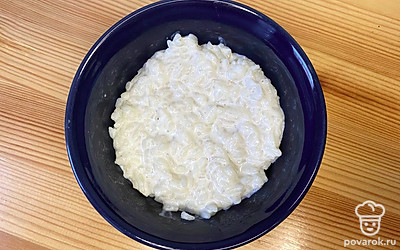 Снимите кашу с огня и дайте ей настояться около 5 минут. Чем дольше каша будет настаиваться, тем больше она будет загустевать. Выложите готовую рисовую кашу в тарелку.