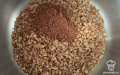Смешать гречневые хлопья и какао.