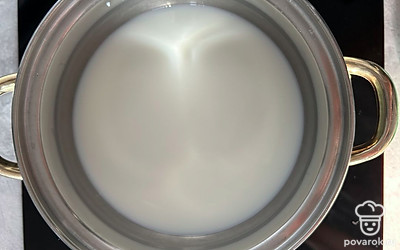 Молоко ставим на плиту и доводим до кипения.