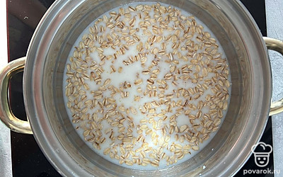 Добавляем овсяные хлопья и варим в течение 10-15 минут до готовности.