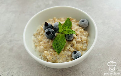 Овсянка готова. По желанию можно добавить сезонные фрукты. Приятного аппетита.