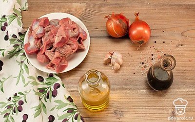 Очистите и промойте желудки, отварите их в подсоленной воде в течение 45 минут. Покупайте куриные желудочки в охлажденном виде. Это поможет вам понять, насколько продукт свежий и качественный. Очистите лук и нарежьте полукольцами, чеснок измельчите.