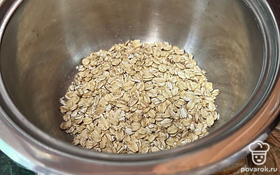 Отмерьте 50 грамм овсянки на кухонных весах.