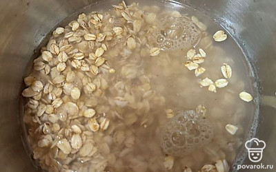 Залейте овсянку водой и поставьте кастрюлю на плиту.