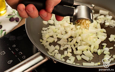 На сковороде с разогретым растительным маслом обжарьте лук и чеснок до золотистости.