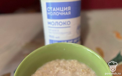 Когда каша загустеет, выключите плиту и выложите кашу в тарелку. Вы можете добавить любой топпинг, будь то мед, варенье, орехи или фрукты. Экспериментируйте. Приятного аппетита!