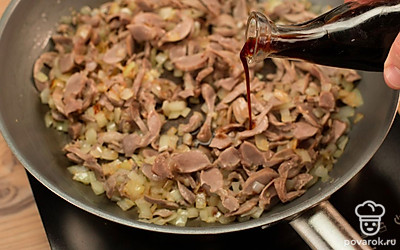 Нарежьте соломкой желудки и добавьте к смеси лука и чеснока. Влейте соевый соус, поперчите и тушите около 5 минут.