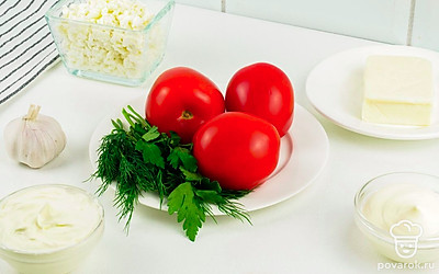 Овощи помойте и просушите бумажным полотенцем. Чеснок очистите.