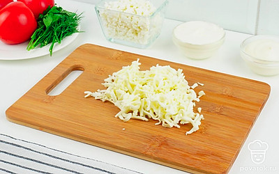 Сыр натрите на крупной терке, а творог перетрите через сито. Измельчите чеснок. Зелень порубите мелко.