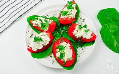 Чтобы сделать закуску более пикантной, добавьте в сырную начинку копченый сыр.