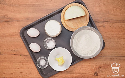 Расположите удобно все ингредиенты. Заранее натрите сыр на терке. Просейте муку через сито. Приготовьте глубокую миску для теста, а также миску для начинки, достаньте скалку. Помойте зелень для украшения блюда.