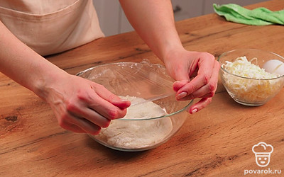 Приготовьте тесто. В миску налейте кефир, добавьте яйцо, соль и соду. Перемешайте. Небольшими частями, постоянно помешивая, всыпьте муку. Замешивайте, пока тесто не станет гладким. Накройте пищевой пленкой и оставьте на 60 минут.