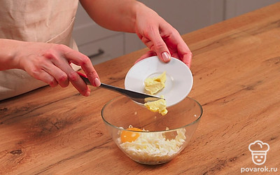 Пока тесто отдыхает, приготовьте начинку из сыра. В миске смешайте тертый сыр, яйцо и сливочное масло. Оставьте на столе.