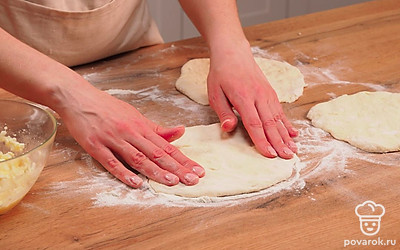 Подготовьте хачапури к выпечке. Разделите тесто на 3 части. Каждую часть раскатайте скалкой на круглые лепешки толщиной около 0,5 см.