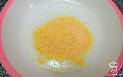 Добавьте кукурузную крупу мелкого помола (поленту). 