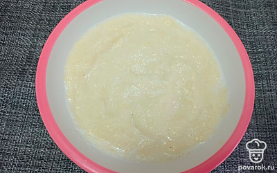 Добавьте щепотку соли. Варите, помешивая, 5 минут.